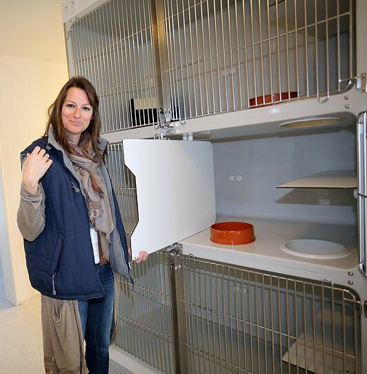 Die Quarantänestation: Hier ist Platz für bis zu 80 Katzen unter Beobachtung. Tierheim-Leiterin Sandra Giltner zeigt, wie sich die Kunststoffboxen mit Hilfe einer Trennwand vergrößern oder verkleinern lassen.