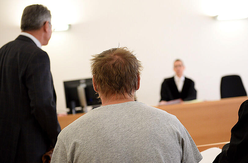 Der Angeklagte Peter W. sitzt am Donnerstag auf der Anklagebank im Amtsgericht Bayreuth.