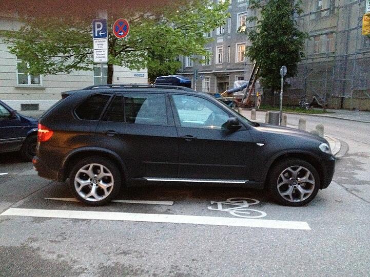 Für seinen BMW hat sich der Fahrer einen ganz besonderen Platz ausgesucht.