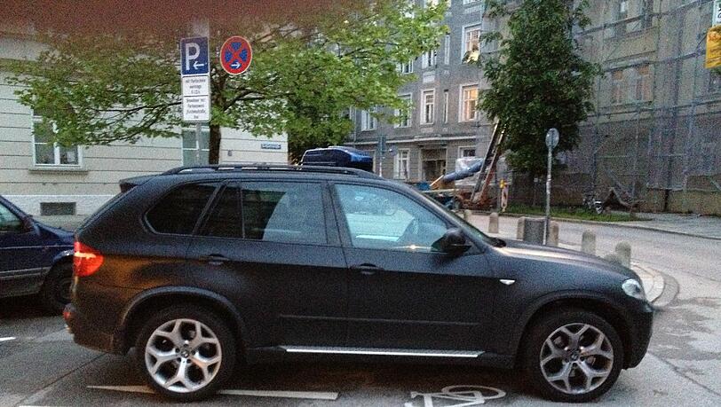 Für seinen BMW hat sich der Fahrer einen ganz besonderen Platz ausgesucht. Für seinen BMW hat sich der Fahrer einen ganz besonderen Platz ausgesucht.
