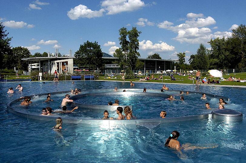 Willkommene Abkühlung im Sommer: Das Westbad lockt mit einem großen Außenbecken und einer Liegewiese.