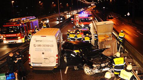 Auf der Landshuter Allee kam es zu einem Unfall. Ein Transporter ist gegen einen Wagen auf dem Standstreifen gekracht. Die Bilder...