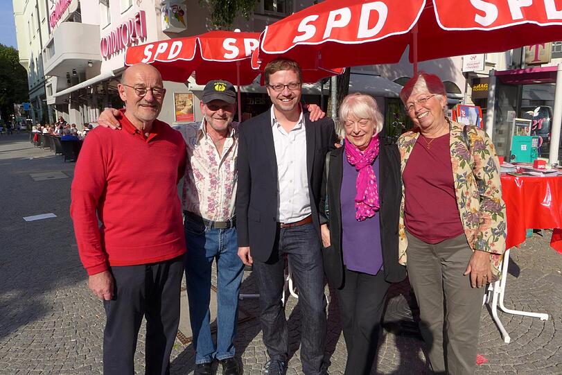 Gut gelaunt in den Stichwahl-Endspurt: Die SPD Schwabing-Alte Heide trommelt nochmal für ihren Kandidaten.