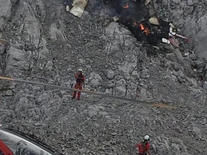Rettungskräfte stehen an der Unfallstelle. Foto: Zeitungsfoto.At/APA