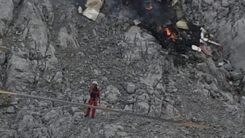 Rettungskräfte stehen an der Unfallstelle. Foto: Zeitungsfoto.At/APA Rettungskräfte stehen an der Unfallstelle. Foto: Zeitungsfoto.At/APA