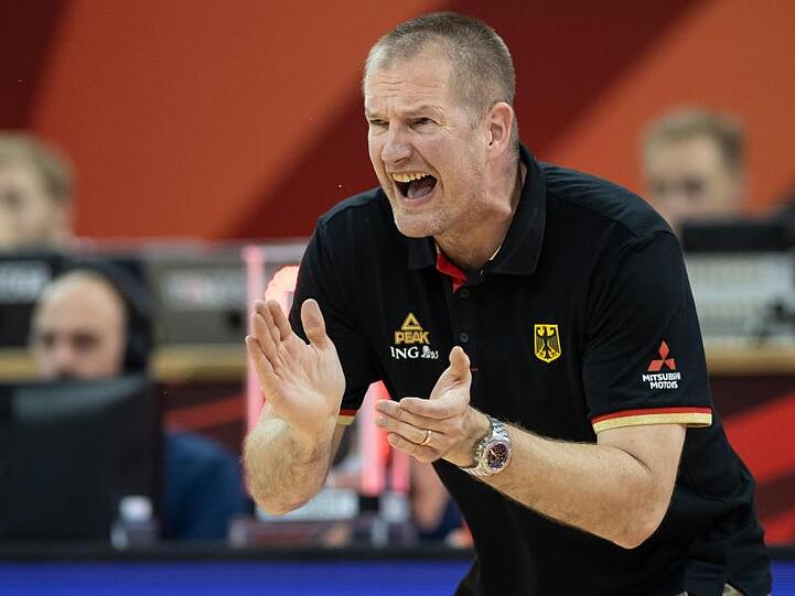 Bundestrainer Henrik Rödl feuert seine Spieler an.