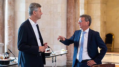 Bayerns Wissenschaftsminister Bernd Sibler (r.) mit Bayerns Kultusminister Michael Piazolo.