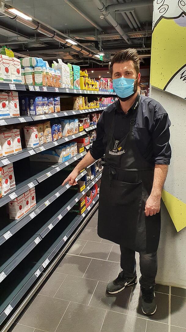 Nebenan bei Edeka zeigt Filialleiter Lazar Bajic auf nur noch dürftig gefüllte Regalfächer. Mehl ist bei ihm wie Öl derzeit Mangelware. Die Gründe: Lieferengpässe und besorgte Kunden. Nebenan bei Edeka zeigt Filialleiter Lazar Bajic auf nur noch dürftig gefüllte Regalfächer. Mehl ist bei ihm wie Öl derzeit Mangelware. Die Gründe: Lieferengpässe und besorgte Kunden.