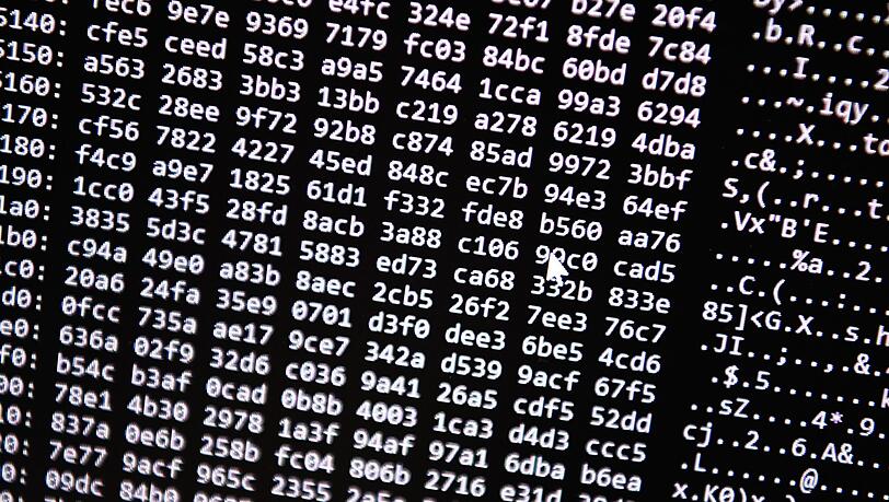 Ein Zahlencode läuft in der Zentralstelle Cybercrime Bayern (ZCB) über einen Bildschirm.