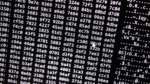 Ein Zahlencode läuft in der Zentralstelle Cybercrime Bayern (ZCB) über einen Bildschirm.