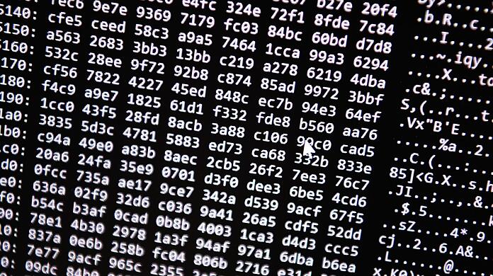 Ein Zahlencode läuft in der Zentralstelle Cybercrime Bayern (ZCB) über einen Bildschirm.