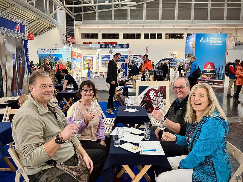 Christian (v.l.,60) und Brigitte (62) Jung und Andreas (56) und Marianne (53) trinken Wein auf der "Free".