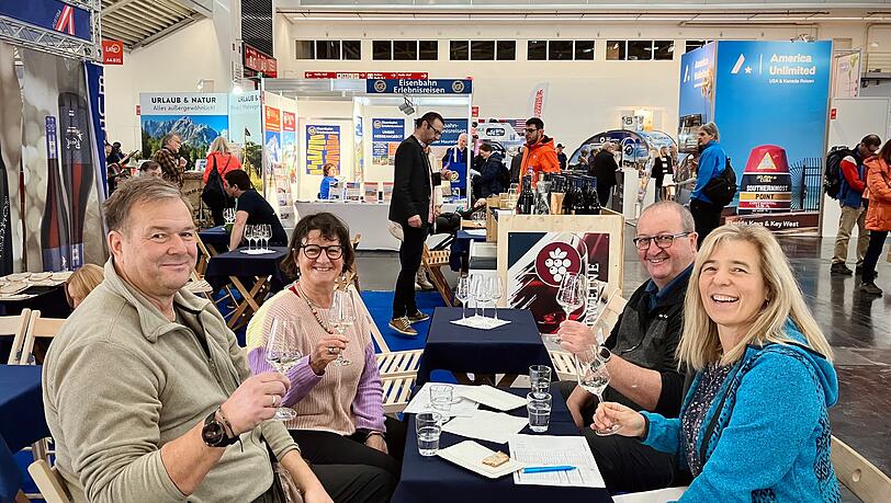 Christian (v.l.,60) und Brigitte (62) Jung und Andreas (56) und Marianne (53) trinken Wein auf der "Free".