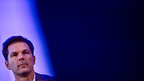 Der Berliner SPD-Spitzenkandidat Steffen Krach steht kurz vor der Wahl wegen Ermittlungen gegen ihn unter Druck.