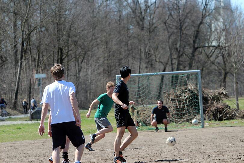 Bei Sonnenschein macht Fußballspielen gleich mehr Spaß.
