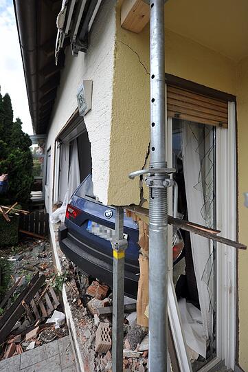 Auto und Wohnzimmer sind völlig demoliert. Das Haus muss von der Feuerwehr abgestützt werden. Die Bilder vom kuriosen Crash.
