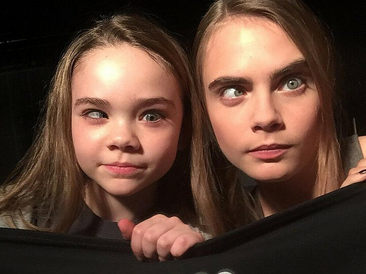 Hannah Alligood (l.) und Cara Delevingne als "Margo"