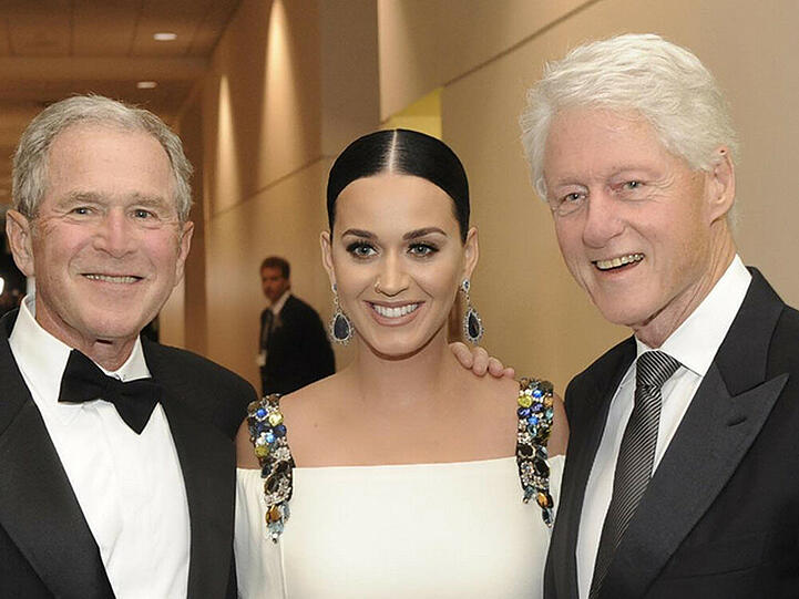 Popstar Perry zwischen den Ex-Präsidenten Bill Clinton (r.) und George W. Bush