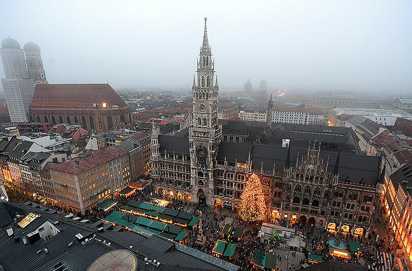 Im Rathaus werden am Montag ungeliebte Geschenke versteigert.