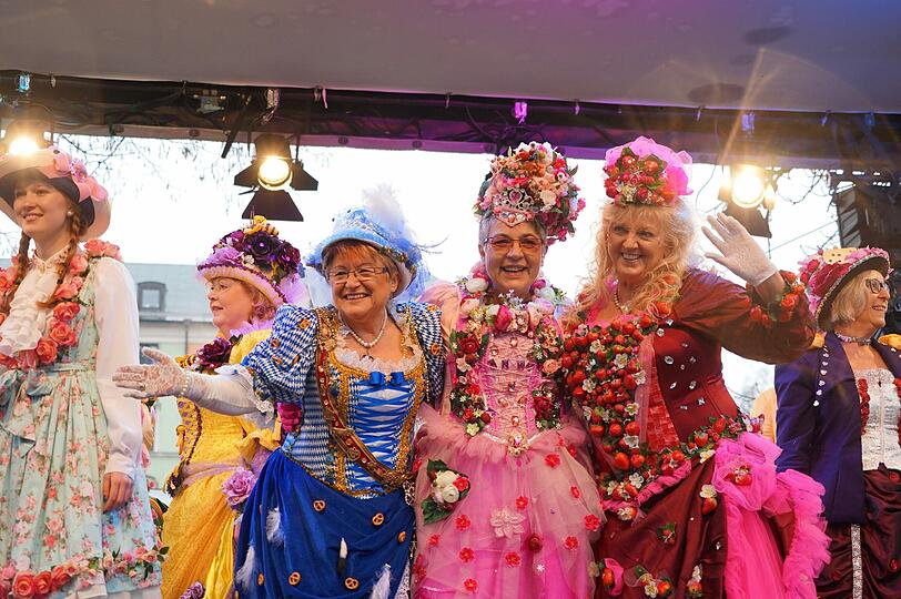 Showacts und Tanz der Marktweiber - hier gibt's die besten Bilder vom Faschingstreiben am Viktualienmarkt.
