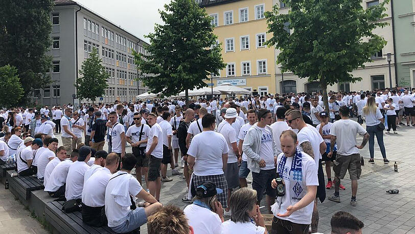 Vorfreude: Um 11 Uhr vormittags haben sich bereits viele Hundert Löwen-Fans am Hans-Mielich-Platz versammelt.