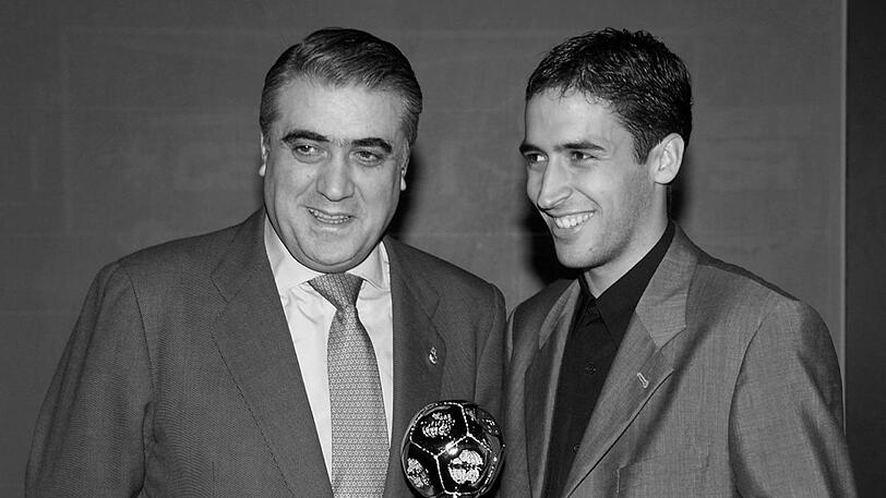 Lorenzo Sanz und der damalige Real-Madrid-Kicker Raúl mit dem Welttorjäger-Pokal 1999.