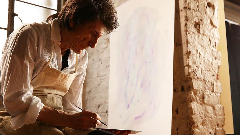 Ronnie Wood malt auch. "Er ist ein besserer Maler als ich", sagt sein Kumpel Damien Hirst im Film in typisch britischer Coolness.