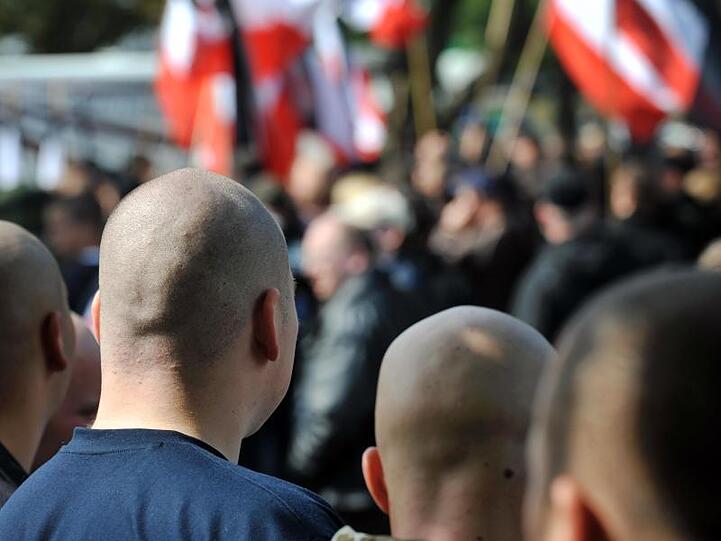 Das Symbolfoto zeigt eine Demonstration von Neonazis.