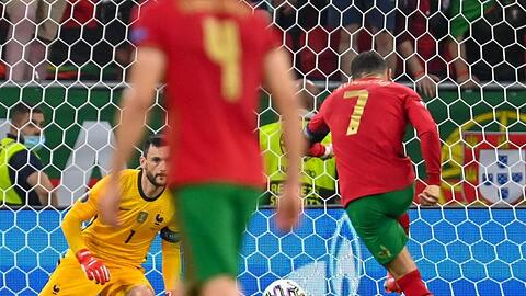 Portugals Cristiano Ronaldo trifft gegen Frankreichs Torwart Hugo Lloris zum 1:0.
