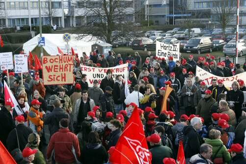 Mehrere tausend Menschen demonstrieren gegen die Schließung des Nokia-Werks in Bochum