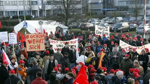 Mehrere tausend Menschen demonstrieren gegen die Schließung des Nokia-Werks in Bochum Mehrere tausend Menschen demonstrieren gegen die Schließung des Nokia-Werks in Bochum