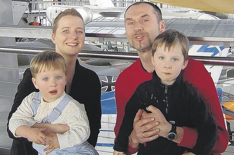 Susanne Luck (31) hofft mit ihren beiden Kindern Eduard (2, links) und Ferdinand (4, rechts) auf einen passenden Knochenmarkspender für Vater Thomas (43).