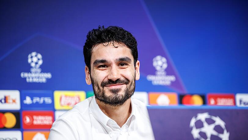Ilkay Gündogan von Manchester City spricht auf einer Pressekonferenz.