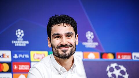 Ilkay Gündogan von Manchester City spricht auf einer Pressekonferenz.