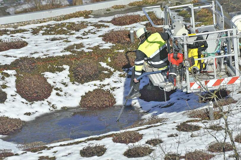Ursache des Dacheinsturzes war möglicherweise eine Schmelzwasseransammlung. Die Feuerwehr sog das Restwasser über eine Hubrettungsbühne ab.