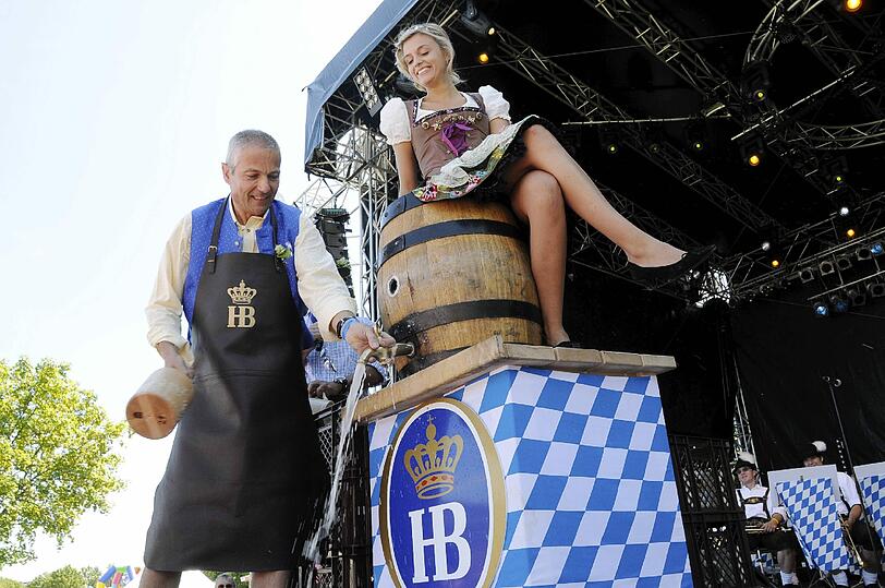 Samstag: 20.000 Besucher erwarten die Veranstalter zur Hofbräu-Dult auf dem Brauerei-Gelände in Riem. Ab 11 Uhr findet ein zwölfstündiges Veranstaltungsprogramm statt &ndash; mit Frühschoppen, Trachtenmodenschau, Brauereiführungen und Bühnenprogramm von Blasmusik bis Disco. Von der U2-Station Messestadt-Ost fährt ein kostenloser Shuttle zur Dult.