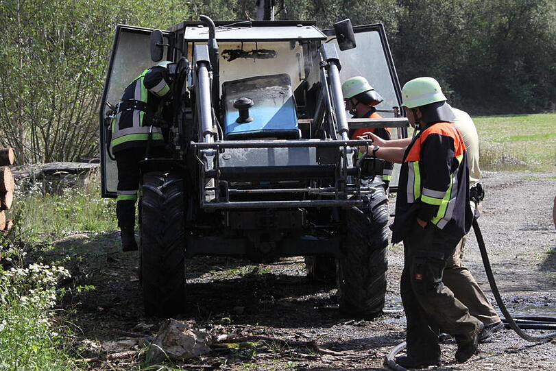 Der Motorblock eines Traktors hatte gebrannt. Die Feuerwehr hatte den Brand schnell im Griff.
