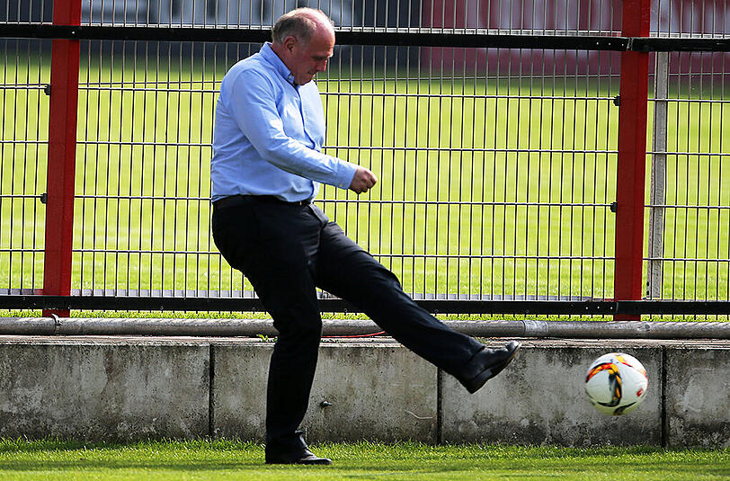 In einem Arbeitsvertrag des FC Bayern mit der Gefängnisleitung war geregelt, dass Uli Hoeneß in der Jugendabteilung des Vereins tätig ist.