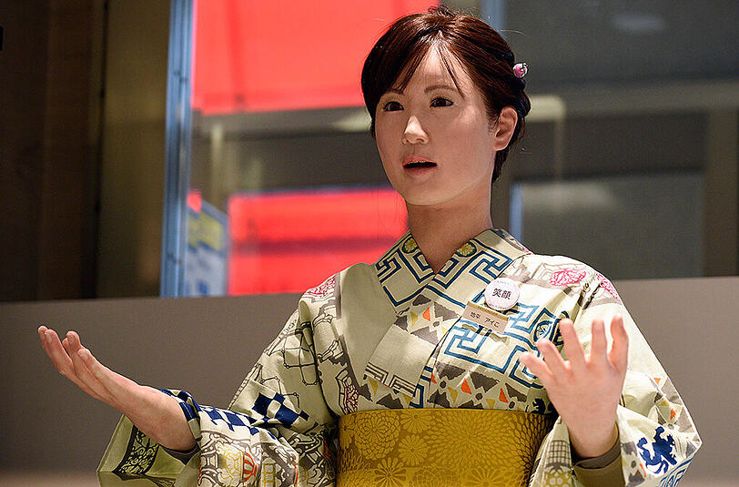 Der humanoide Roboter Aiko Chihira von Toshiba ist bereits im Einsatz und begrüßt Gäste eines Kaufhauses in Tokyo.