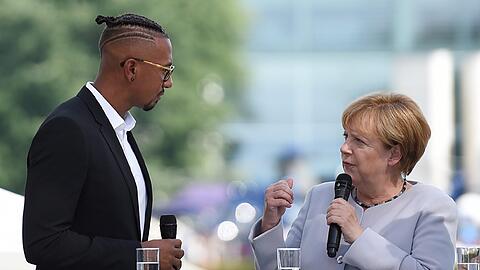 Fußball-Gipfel im Kanzleramt: Jérôme Boateng und Angela Merkel beim Tag der offenen Tür der Bundesregierung in Berlin.