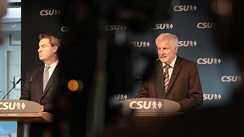 Ministerpräsident Markus Söder und Parteivorsitzender und Bundesinnenminister Horst Seehofer bei der Pressekonferenz nach der Sitzung des CSU-Vorstandes.
