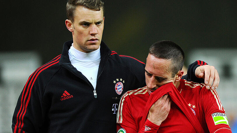 12. Mai 2012: Ribéry lässt sich nach der 2:5-Niederlage im Pokalfinale gegen Dortmund von Torwart Manuel Neuer trösten.