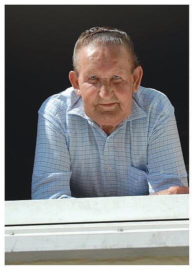Dieser Mann sagt: "Zwanzig Jahre hab ich als Maurer gearbeitet und dreißig Jahre als Kraftfahrer. Ich hab nicht mehr viele Wünsche. Vielleicht noch einmal gehen können. Ich hab nur noch ein Bein."