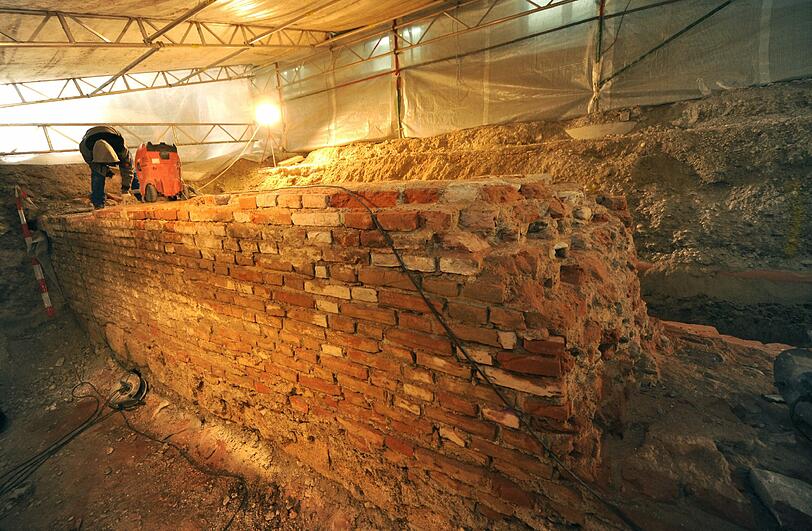 Archäologen untersuchen die Ziegelmauer - nach dem Bau kommen Teile wieder an diese Stelle zurück.