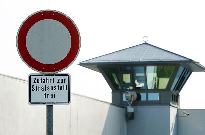 Eine Frau, die ihrem Verlobten Drogen in die JVA Stadelheim bringen wollte, sitzt nun selbst hinter Gittern.