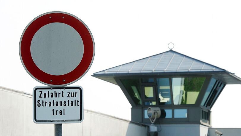 Eine Frau, die ihrem Verlobten Drogen in die JVA Stadelheim bringen wollte, sitzt nun selbst hinter Gittern. Eine Frau, die ihrem Verlobten Drogen in die JVA Stadelheim bringen wollte, sitzt nun selbst hinter Gittern.