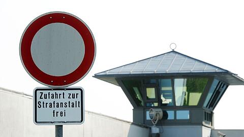 Eine Frau, die ihrem Verlobten Drogen in die JVA Stadelheim bringen wollte, sitzt nun selbst hinter Gittern.