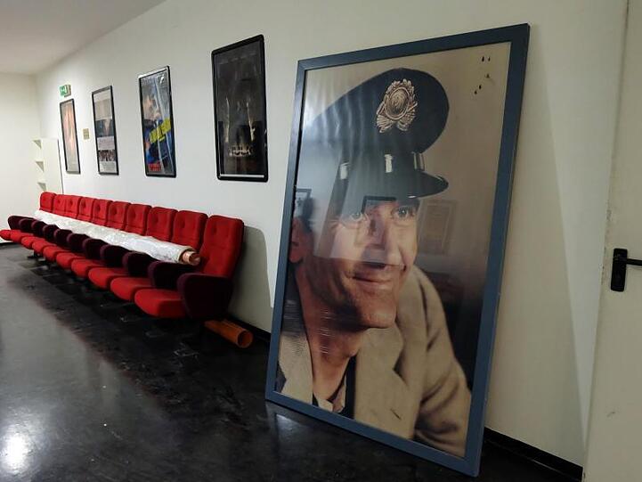 Auf einem Plakat im "Cinema Troisi" ist Massimo Troisi, ein neapolitanischer Schauspieler, nach dem das Kino benannt ist, zu sehen.