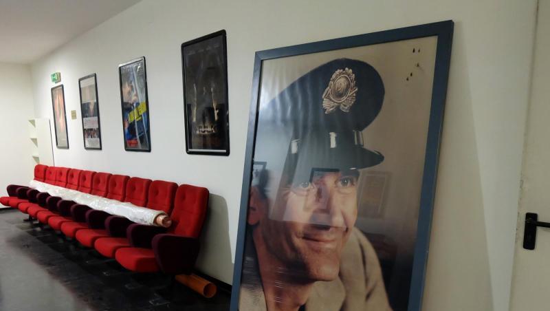 Auf einem Plakat im "Cinema Troisi" ist Massimo Troisi, ein neapolitanischer Schauspieler, nach dem das Kino benannt ist, zu sehen. Auf einem Plakat im "Cinema Troisi" ist Massimo Troisi, ein neapolitanischer Schauspieler, nach dem das Kino benannt ist, zu sehen.
