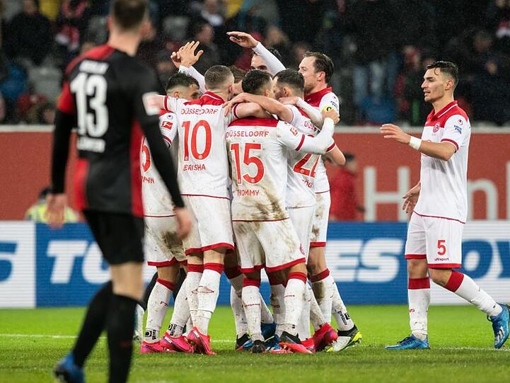 Düsseldorfs Spieler jubeln über das 3:0 durch Kenan Karaman (verdeckt).